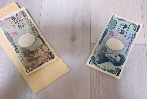 1万円札と千円札が並んでいる画像